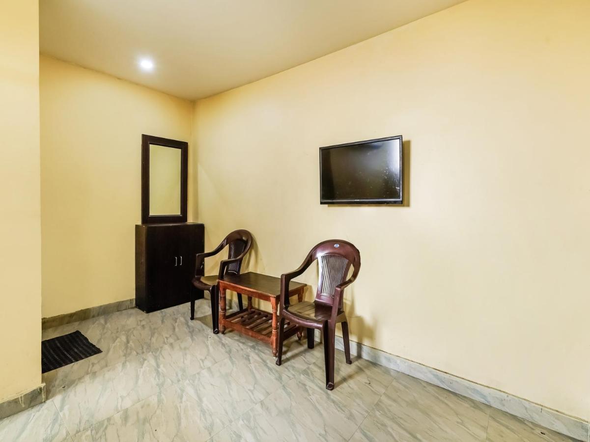 OYO 84039 Tirumala Grand Rajahmundry Bagian luar foto