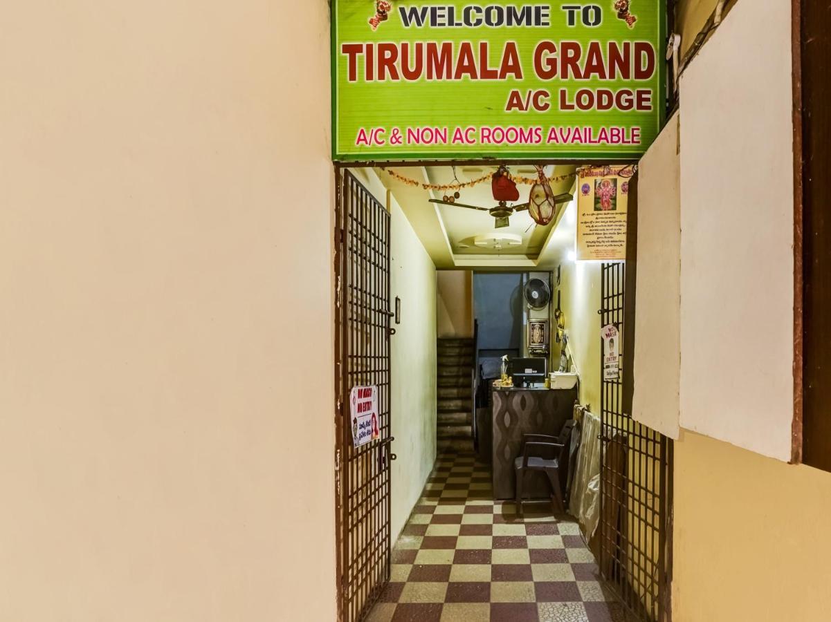OYO 84039 Tirumala Grand Rajahmundry Bagian luar foto